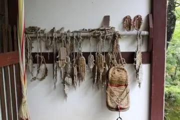 니오몬에 걸려있는 짚신
