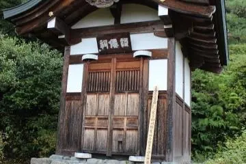 경내사면의 중턱에 서 있는 "카센시". 후지와라 사다이에가 모셔져 있다