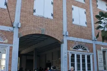<p>ทางเข้าของโรงงานผ้าไหมโทมิโอกะ (Tomioka Silk Mill) ซึ่งเป็นตึกเก่าแก่ที่งดงามทีเดียว</p>