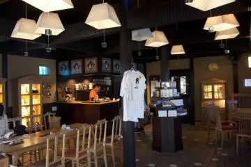 <p>Tama Cafe ภายในสถานีรถไฟ</p>