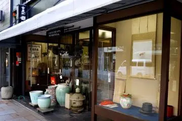 <p>Gorgeous large vases at the door, and a traditional scroll hung in the window</p>