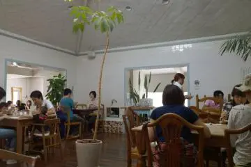 <p>ด้านในนั้นตกแต่งสวยเก๋ผสานคลาสสิกที่ยังคงโครงสร้างเดิมของโรงอาบน้ำตลอดจนผนังเก่าและอุปกรณ์บางชิ้นไว้เพื่อให้ได้กลิ่นอายของเรื่องราวในอดีต</p>