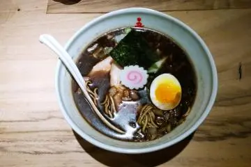 <p>ส่วนชามนี้เป็นสูตรราเม็งมิโซะไหม้ (Burnt Miso Ramen) ท่ี่น้ำเบาบางกว่า รสเเข้มข้นสไตล์น้ำใสที่บางกว่าสูตรโชวยุไหม้เล็กน้อย แต่รสชาตินั้นอร่อยคนละสูตร</p>
