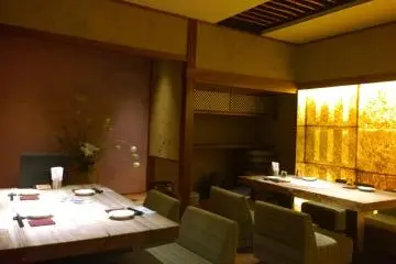 <p>อีกมุมหนึ่งของร้านซึ่งเป็นห้องหรูหราตกแต่งในสไตล์ญี่ปุ่นอย่างคลาสสิกสวยงาม</p>