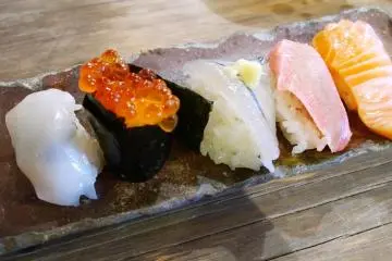<p>Omakase Course แบบ 5 ชิ้น กับซูชิหน้าต่างๆ พร้อมกับหน้าพิเศษที่จะเป็นหน้าปลาทูน่าซึ่งคัดเฉพาะส่วนที่ดีที่สุดของปลามาทำให้ทานกัน</p>