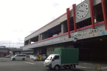 <p>นี่แหละตลาดกลางค้าส่งปลาแห่งโอซาก้า (Osaka Central Wholesale Fish Market) แหล่งอาหารทะเลสดใหม่ ซึ่งถ้าเห็นอาคารนี้ (ที่สังเกตแลนด์มาร์กเป็นนาฬิกาเรือนใหญ่หน้าอาคาร) ก็รู้ได้เลยว่ามาถูกทาง และร้าน Endo Sushi นั้นจะอยู่โซนซ้ายสุดของอาคารนี้นั่นเอง (อยู่ภายนอกอาคาร)</p>