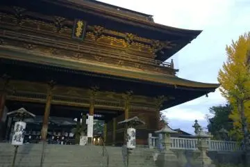 <p>อีกมุมหนึ่งของ&nbsp;Sanmon Gate ซึ่งช่วงเวลากลางคืนหลังพระอาทิตย์ตกดินก็จะมีการฉายไฟไปยังประตูอย่างสวยงามยิ่งใหญ่อลังการ เป็นความงามอีกรูปแบบในยามค่ำคืน</p>