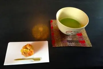 Green tea (maccha) and a Japanese traditional sweet! It was delicious!
