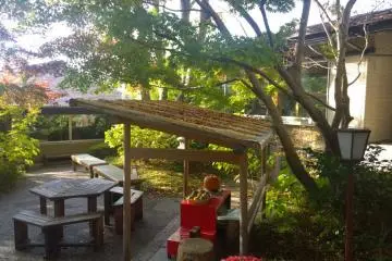 <p>ด้านหน้าโรงแรมพร้อมกับมุมสวยๆ อันร่มรื่น</p>