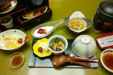 <p>เซ็ตนี้เป็นเซ็ตอร่อยที่เสิร์ฟให้ทานกันแบบดินเนอร์ส่วนตัวในห้องพัก</p>