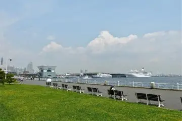 From the benches to the left is Osanbashi Pier and Minato-mirai