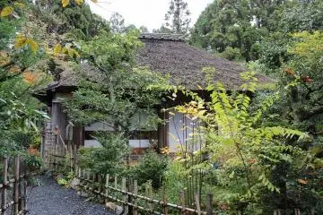 Another small hut to the west of the main building. Here, visitors can enjoy tea for 700 yen