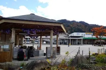 <p>ที่สถานี&nbsp;Kinugawa Onsen (鬼怒川温泉) นั้นยังมีจุดสปาเท้าไว้ให้แช่น้ำร้อนแบบสาธารณะซึ่งเป็นบริการฟรีของเมืองอีกด้วย สามารถนั่งแช่เท้าอุ่นๆ ไปพร้อมๆ กับวิวสวยๆ ได้ง่ายๆ และสะดวกสบาย</p>