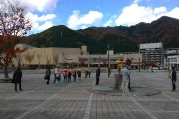<p>แค่บริเวณสถานีรถไฟ&nbsp;Kinugawa Onsen ก็สวยและบรรยากาศดีแล้ว มาถึงปั๊บเราก็จะได้รับการต้อนรับโดยเจ้ายักษ์ตัวนี้ล่ะ</p>