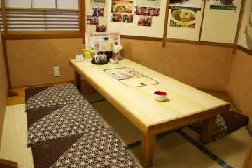 Meja di Izakaya Kuidoraku : set, dan menunggu untuk pengunjung