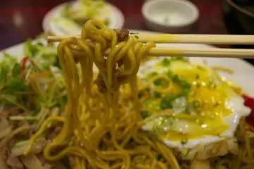 Campur telur goreng setengah matang dengan yakisoba, Anda akan melihat apa yang terjadi...Lezat!