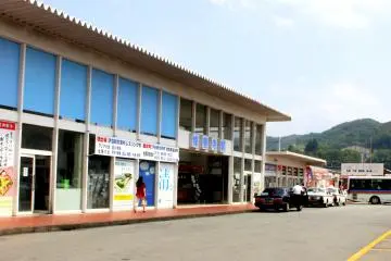 <p>If the station seems deserted, so is the area surrounding it. The bustle on the pavement disappeared completely.</p>