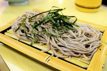 <p>The famous Japanese soba topped with dried seaweed.</p>