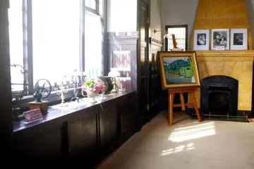 <p>Ruang makan di Weathercock Mansion</p>