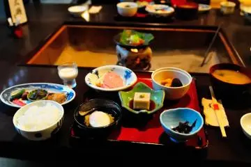 <p>Breakfast was served at the irori fireplace. Hotel breakfasts are always BIG and I couldn't help eating too much.</p>