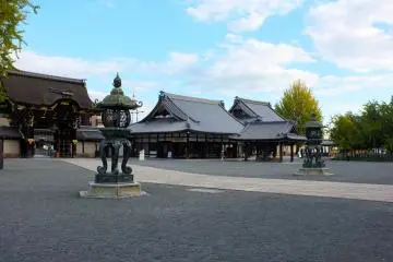 <p>Another view of the entrance</p>