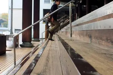 <p>Please remove your shoes before entering the Founder&rsquo;s Hall</p>
