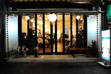 <p>Beranda luar Sekai Cafe</p>