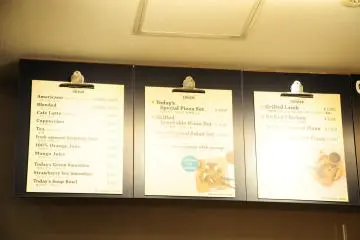<p>Papan menu untuk minuman, makan siang dan makan malam</p>