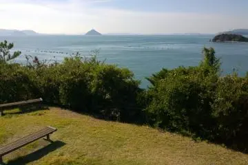 <p>ที่นั่งพักผ่อนสำหรับรอรถเมลล์กับวิวสวยๆ ริมหน้าผ้าบริเวณ&nbsp;Benesse Art Site Naoshima</p>