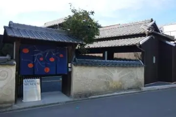 <p>ANDO MUSEUM ที่อยู่ในย่าน Honmura ซึ่งเป็นพิพิธภัณฑ์ที่อุทิศให้กับ Tadao Ando โดยนำเอาบ้านเก่าแก่อายุกว่า 100 ปี มารีโนเวทภายในอย่างงดงามน่าอัศจรรย์พร้อมจัดแสดงประวัติไปจนถึงภาพสเก็ตและโมเดลของผลงานอันโดดเด่นมีชื่อเสียงของ Tadao Ando</p>