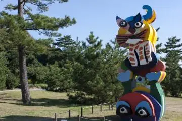 <p>Frog and Cat ผลงานประติมากรรมศิลป์สีสันฉูดฉาดสดใสโดย Karel Appel ซึ่งนี่แหละคือประติมากรรมศิลปะชิ้นแรกสุดที่เกิดขึ้นบนเกาะนี้</p>