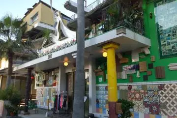 <p>Naoshima Bath "I&hearts;湯" (Bath house) หนึ่งในโปรเจ็คศิลปะบริเวณท่าเรือ MIYANOURA ที่แทรกซึมกลมกลืนเข้าสู่วิถีวิตชุมชนโดยการหยิบเอาโรงอาบน้ำเก่าแก่ของเกาะมาสร้างสรรค์งานศิลปะใส่ลงไปให้มีเอกลักษณ์โรงอาบน้ำที่ไม่เหมือนใคร</p>