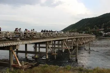 많은 사람들이 다리를 건너는 것을 즐긴다