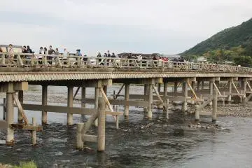 2013년 태풍으로 인한 호우로 아라시야마의 관광지는 많은 점포가 침수 피해를 보았다. 토게츠교는 다행히 피해는 없었다