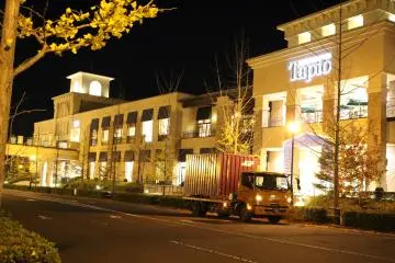<p>A brilliant shopping mall, Tapio at dusk</p>