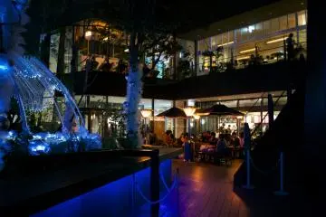 <p>There's a Starbucks coffee shop on the same floor. How about a macha frappuccino?</p>
