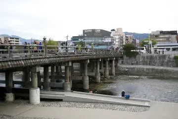 <p>Jika anda di Kyoto selama malam musim panas, Anda mungkin ingin melihat apa yang terjadi dibawah jembatan di Kamogawa, dimana mungkin banyak pesta diadakan</p>
