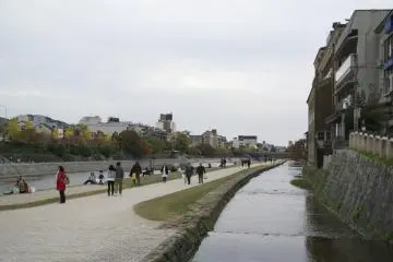 <p>Cuaca mendung tidak menghentikan orang-orang dari berjalan-jalan di sepanjang Kamogawa</p>