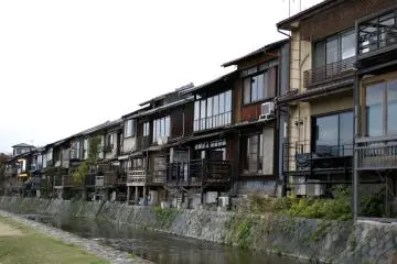<p>rumah yang indah di sepanjang sungai</p>