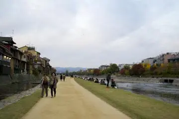 <p>Ini mengingatkan saya akan Seine di Paris, dimana orang-orang berkumpul di tepi sungai dan bersosialisasi</p>