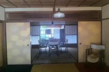<p>A mixture of Western and Japanese influences in the guest room</p>