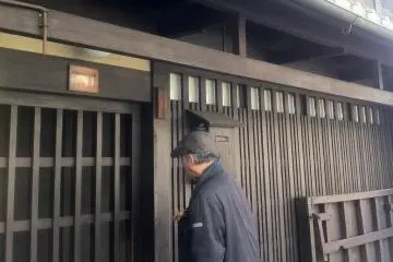 <p>knocking on Mr Yoshida's door</p>