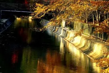 <p>Warm color reflected on the surface of the canal &nbsp;</p>