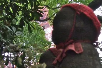 La Torre de Tokio se alza sobre las estatuas, cuidando su bienestar