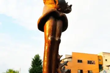<p>This statue is modeled after Ashina-zuchi and Tenazuchi, the characters from Izumo mythology</p>