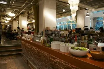 <p>Prasmanan salad saat makan siang</p>