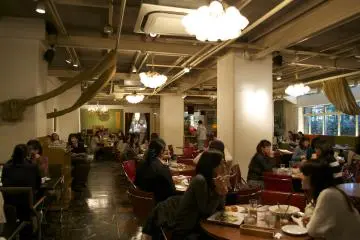 <p>Jam sibuk saat makan siang</p>