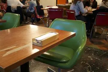 <p>Kursi yang nyaman dan berwarna di kafe/tempat minum/restauran Colors</p>