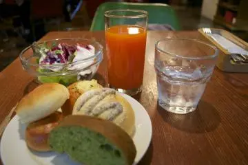 <p>Beberapa jenis roti, salad dan jus sayuran saya</p>