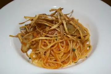 <p>Pasta dengan saus tomat dan bacon! Yummy</p>